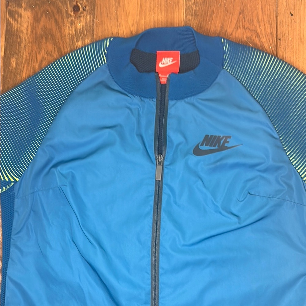 Nike Women’s Sportswear Dynamic Reveal Jacket - Picture 5 of 13